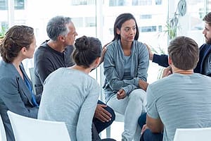 a group therapy session at alcohol rehab near redmond