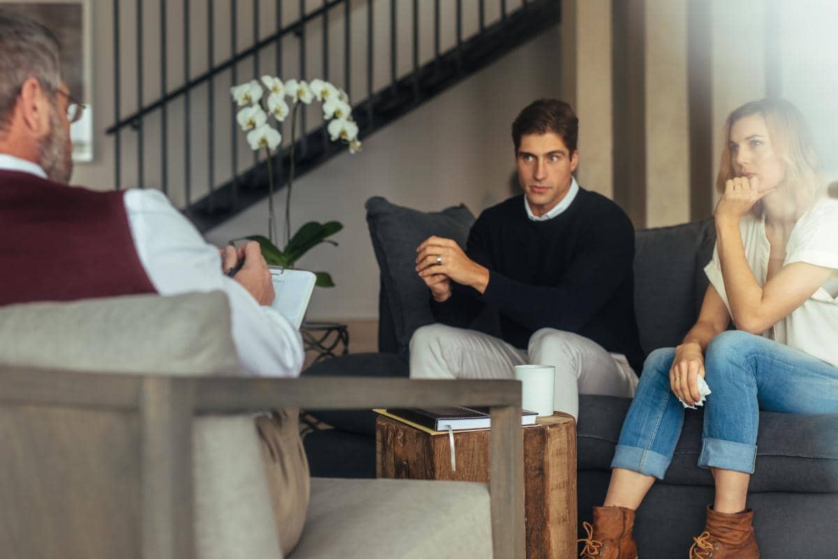 couple listening to therapist say how drug addiction forms