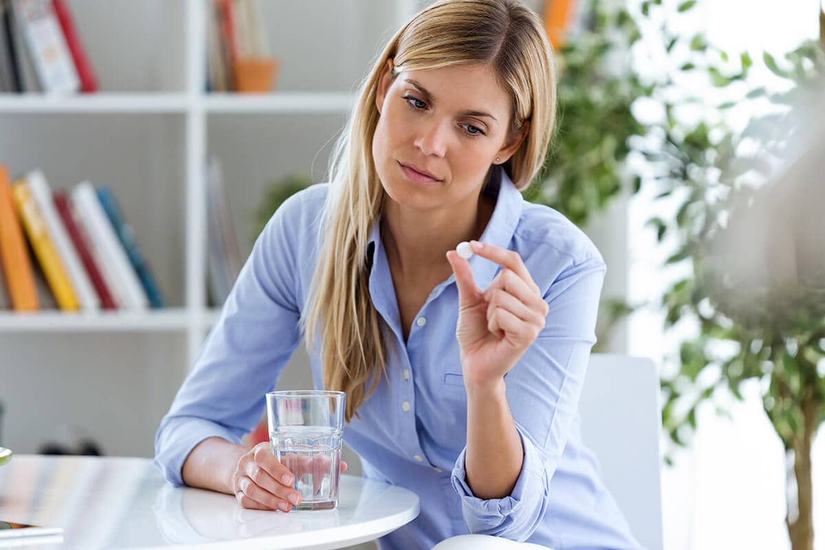 woman showing signs of painkiller addiction