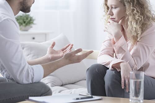 man talks to therapist about 90 day treatment centers
