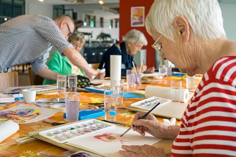 elderly woman doing art therapy for addiction treatment
