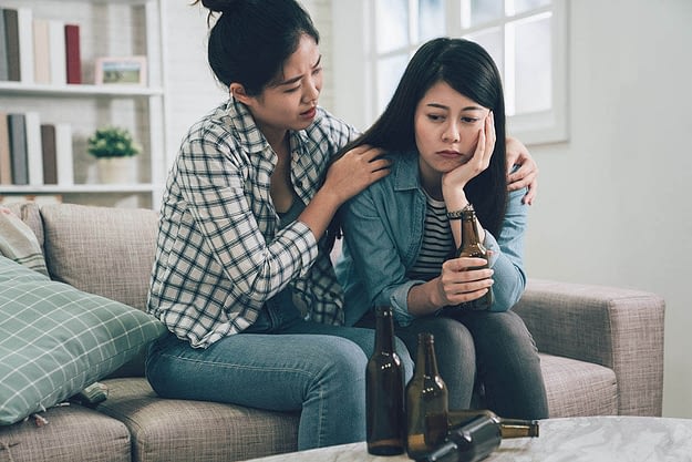 mother identifying signs of alcohol use disorder in teens