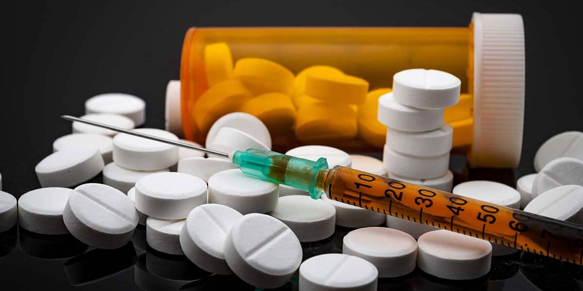 opiate pills and syringe displaying a need for opiate addiction rehab treatment centers in florida