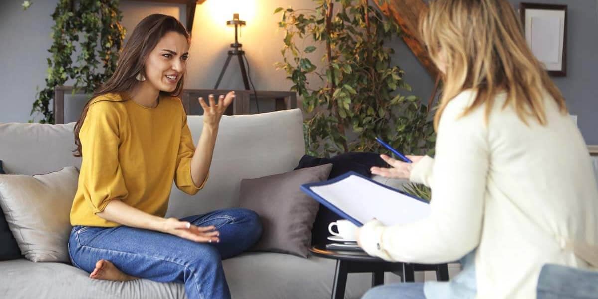 woman talking to therapist about south florida drug rehab