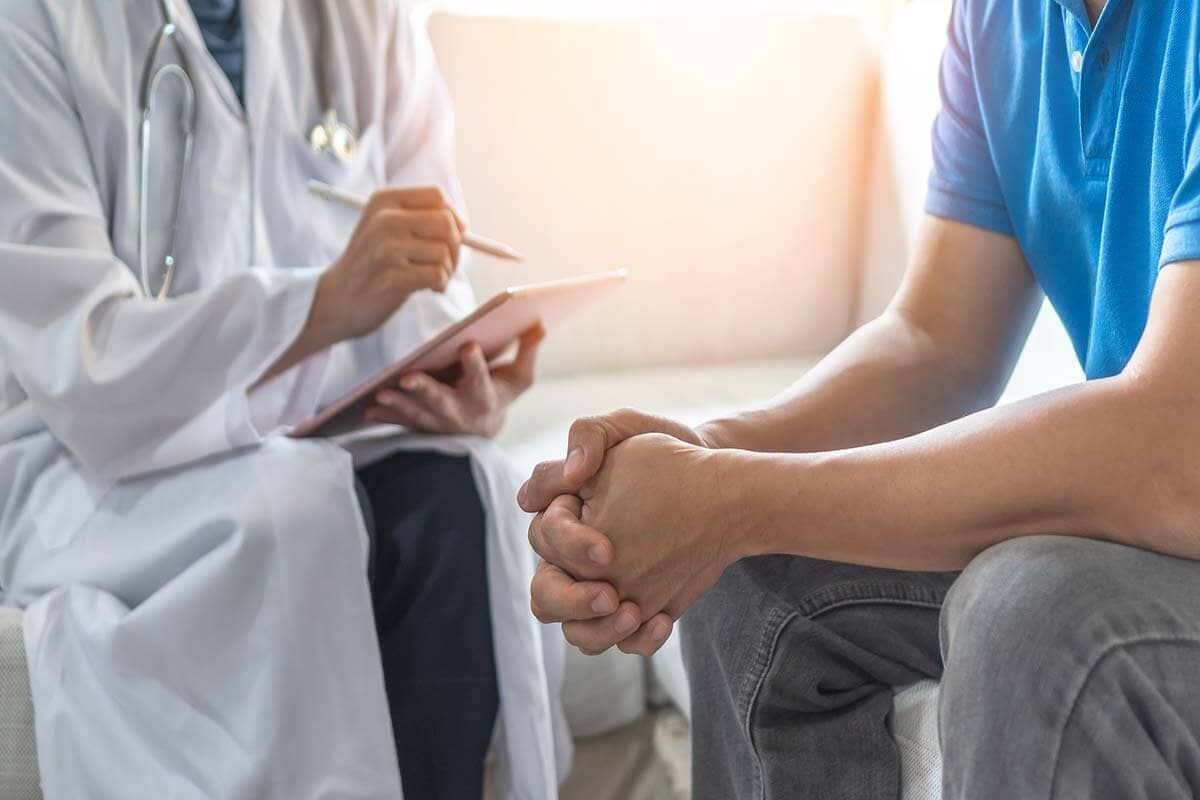 doctor sitting with patient recommending individualized recovery programs for addiction treatment in Oregon
