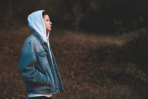 Teen thinking about the signs to get a mental health evaluation