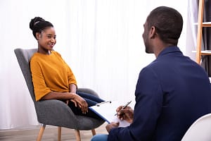 Woman talks to therapist about signs that you have a panic disorder