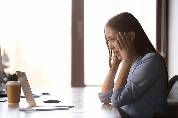 woman wondering the difference between a panic attack vs anxiety attack