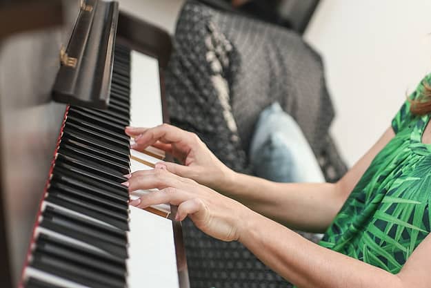 women playing the piano benefits of music therapy